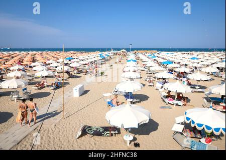 Lapresse - Massimo Paolone 14 août 2020, Rimini (Italie) 2020 saison de baignade en Romagne avec les installations d'hébergement organisées pour l'urgence du coronavirus Covid 19 dans le pic: Le front de mer de Rimini Banque D'Images