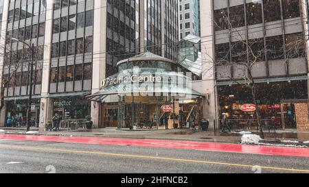 Vancouver, Canada - le 8 janvier 2022 : vue de l'entrée du Centre du Pacifique pendant la chute de neige Banque D'Images
