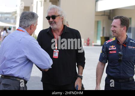 © Photo4 / Lapresse 26/11/2016 Abu Dhabi, Émirats Arabes Unis Grand Prix Sport Formule 1 Abu Dhabi 2016 sur le pic: Chase Carey (USA) Président du Groupe Formule 1, Flavio Briatore, Christian Horner (GBR), Red Bull Racing, Directeur sportif Banque D'Images