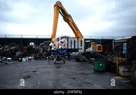 Un petit chantier de ferraille dans une zone industrielle du North Yorkshire manipulant principalement des wagons de ferraille avec une grue Liebherr LH40 Banque D'Images