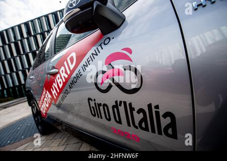 Claudio Furlan - Lapresse 15 septembre 2020 Milano (Italie) NewsToyota a renouvelé un contrat majeur avec RCS Sport, organisateur de la prestigieuse Giro d&#x2019;Italia, qui approche actuellement de son édition 103nd, et fournira des voitures officielles au Giro et à toutes les autres courses de cyclisme RCS. Banque D'Images