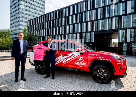 Claudio Furlan - Lapresse 15 septembre 2020 Milano (Italie) NewsToyota a renouvelé un contrat majeur avec RCS Sport, organisateur de la prestigieuse Giro d&#x2019;Italia, qui approche actuellement de son édition 103nd, et fournira des voitures officielles au Giro et à toutes les autres courses de cyclisme RCS. Banque D'Images