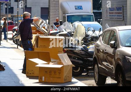 Mauro Scrobogna /Lapresse 15 septembre 2020 et#xA0; Rome, Italie News School - bureaux mobiles dans la photo: L'arrivée des nouveaux bancs à roulettes dans un institut à Rome Banque D'Images