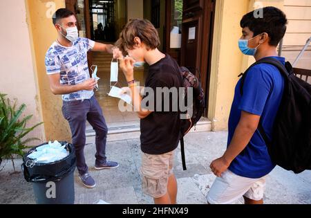 Mauro Scrobogna /Lapresse 17 septembre 2020 et#xA0; Rome, Italie News School - Middle School G.G.Belle sur la photo: Les opérations d'assainissement et la livraison de nouveaux masques à l'entrée de l'école moyenne de Belli, connue parce qu'elle est suivie par le fils du Président Conte, tandis que les parents exposent les carences organisationnelles de l'école à la presse Banque D'Images