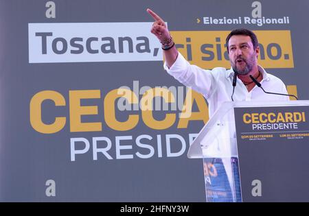 Mauro Scrobogna /Lapresse 18 septembre 2020 et#xA0; Florence, Italie politique élections régionales - manifestation pour clore la campagne électorale Forza Italia, Fratelli d'Italia, Lega dans la photo: Les dirigeants de la Lega Matteo Salvini ferment la campagne électorale de Susanna Ceccardi pour l'élection en tant que présidente de la région Toscane Banque D'Images