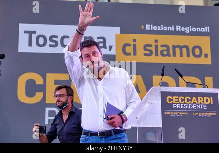 Mauro Scrobogna /Lapresse 18 septembre 2020 et#xA0; Florence, Italie politique élections régionales - manifestation pour clore la campagne électorale Forza Italia, Fratelli d'Italia, Lega dans la photo: Les dirigeants de la Lega Matteo Salvini ferment la campagne électorale de Susanna Ceccardi pour l'élection en tant que présidente de la région Toscane Banque D'Images