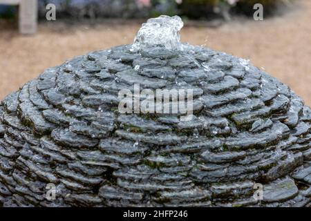 Fontaine d'ardoise au centre du jardin fleuri formel, château d'Arundel, West Sussex, Royaume-Uni Banque D'Images