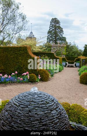 Fontaine d'ardoise au centre du jardin fleuri formel, château d'Arundel, West Sussex, Royaume-Uni Banque D'Images