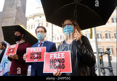 Mauro Scrobogna /Lapresse 30 septembre 2020 et#xA0; Rome, Italie politique Montecitorio - + europe s'assoient pour l'activiste de Hong Kong Joshua Wong sur la photo: Benedetto della Vedova et d'autres membres de + europa pendant le siège devant la Chambre des députés de l'activiste politique de Hong Kong Joshua Wong Banque D'Images