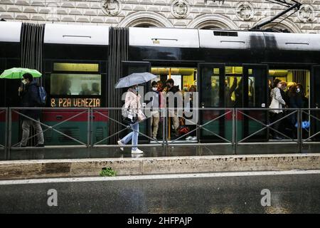 Cecilia Fabiano/Lapresse 07 octobre 2020 Roma (Italie) Actualités : les transports publics surpeuplés dans le pic : passagers utilisant des bus le matin Banque D'Images