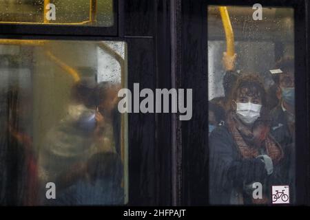 Cecilia Fabiano/Lapresse 07 octobre 2020 Roma (Italie) Actualités : les transports publics surpeuplés dans le pic : passagers utilisant des bus le matin Banque D'Images