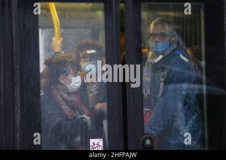 Cecilia Fabiano/Lapresse 07 octobre 2020 Roma (Italie) Actualités : les transports publics surpeuplés dans le pic : passagers utilisant des bus le matin Banque D'Images