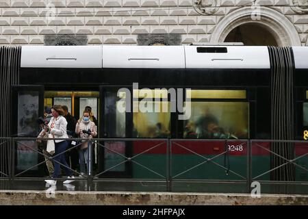 Cecilia Fabiano/Lapresse 07 octobre 2020 Roma (Italie) Actualités : les transports publics surpeuplés dans le pic : passagers utilisant des bus le matin Banque D'Images