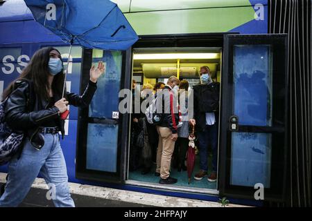 Cecilia Fabiano/Lapresse 07 octobre 2020 Roma (Italie) Actualités : les transports publics surpeuplés dans le pic : passagers utilisant des bus le matin Banque D'Images