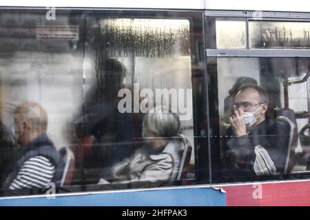 Cecilia Fabiano/Lapresse 07 octobre 2020 Roma (Italie) Actualités : les transports publics surpeuplés dans le pic : passagers utilisant des bus le matin Banque D'Images