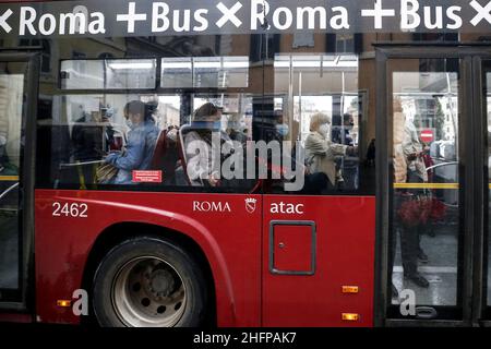 Cecilia Fabiano/Lapresse 07 octobre 2020 Roma (Italie) Actualités : les transports publics surpeuplés dans le pic : passagers utilisant des bus le matin Banque D'Images