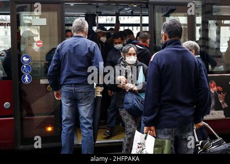 Cecilia Fabiano/Lapresse 07 octobre 2020 Roma (Italie) Actualités : les transports publics surpeuplés dans le pic : passagers utilisant des bus le matin Banque D'Images