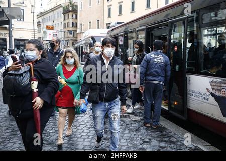 Cecilia Fabiano/Lapresse 07 octobre 2020 Roma (Italie) Actualités : les transports publics surpeuplés dans le pic : passagers utilisant des bus le matin Banque D'Images