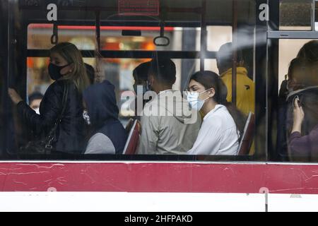 Cecilia Fabiano/Lapresse 07 octobre 2020 Roma (Italie) Actualités : les transports publics surpeuplés dans le pic : passagers utilisant des bus le matin Banque D'Images