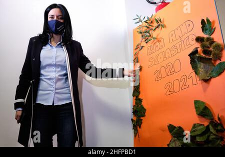 Mauro Scrobogna /Lapresse 08 octobre 2020 et#xA0; Frosinone, Italie Politics School - le ministre Azzolina visite l'Institut Angeloni à Frosinone sur la photo: La ministre de l'éducation Lucie Azzolina visite l'Institut agricole "Luigi Angeloni" à Frosinone rencontre les élèves, engagés dans la récolte de raisins dans la ferme de l'école. Banque D'Images