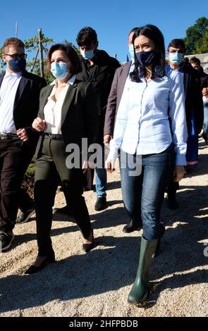 Mauro Scrobogna /Lapresse 08 octobre 2020 et#xA0; Frosinone, Italie Politics School - le ministre Azzolina visite l'Institut Angeloni à Frosinone sur la photo: La ministre de l'éducation Lucie Azzolina visite l'Institut agricole "Luigi Angeloni" à Frosinone rencontre les élèves, engagés dans la récolte de raisins dans la ferme de l'école. Banque D'Images