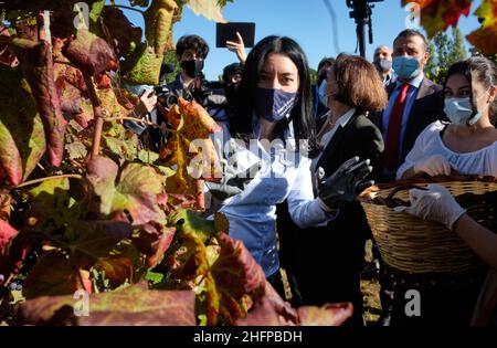 Mauro Scrobogna /Lapresse 08 octobre 2020 et#xA0; Frosinone, Italie Politics School - le ministre Azzolina visite l'Institut Angeloni à Frosinone sur la photo: La ministre de l'éducation Lucie Azzolina visite l'Institut agricole "Luigi Angeloni" à Frosinone rencontre les élèves, engagés dans la récolte de raisins dans la ferme de l'école. Banque D'Images