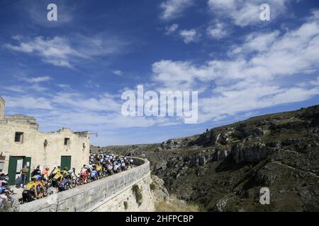 Fabio Ferrari/Lapresse 09 octobre 2020 Italie Sport Cycling Giro d'Italia 2020 - 103th Edition - Stage 7 - de Matera à Brindisi dans le pic: Groupe pendant la course Banque D'Images