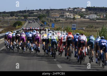 Fabio Ferrari/Lapresse 09 octobre 2020 Italie Sport Cycling Giro d'Italia 2020 - 103th Edition - Stage 7 - de Matera à Brindisi dans le pic: Groupe pendant la course Banque D'Images