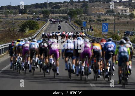 Fabio Ferrari/Lapresse 09 octobre 2020 Italie Sport Cycling Giro d'Italia 2020 - 103th Edition - Stage 7 - de Matera à Brindisi dans le pic: Groupe pendant la course Banque D'Images