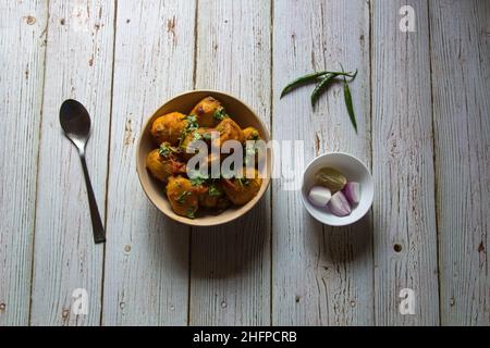 Nourriture populaire indienne dum aloo ou pomme de terre masala sauce dans un bol.Vue de dessus. Banque D'Images