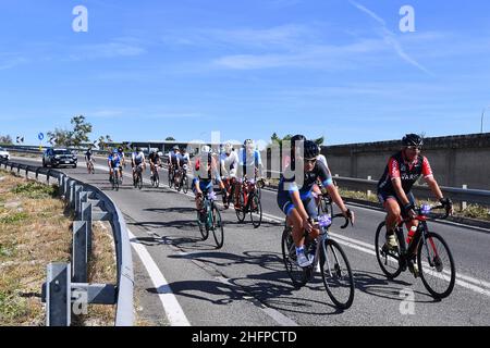 Foto Lapresse/Alfredo Falcone09/10/2020, Grottaglie-Brindisi (Italia)Sport CiclismoGiro d'Italia 2020 &#x2013; Giro E - 6a tagna da Grottaglie a Brindisi Nella foto:&#xA0;Giro E Tappa 6Photo LaPresse/Alfredo Falconeiro Gília a Brintje - 9 octobre 2020, Gyntagi - 2020 Grotjali Grotji Grotdislie O'x2013, Bricji Grotje - 6;bricji di Grotjali Grotje - xA0;giro E Trotjari Grotjali 6,,,,,, Banque D'Images