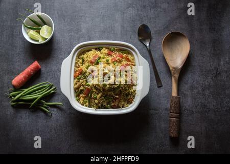 Repas indien maison pulao ou riz frit aux légumes ou biryani servi dans un bol.Vue de dessus. Banque D'Images