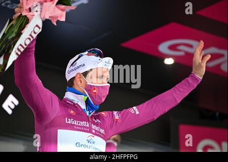 Massimo Paolone/Lapresse 13 octobre 2020 Italie Sport Cycling Giro d'Italia 2020 - 103th Edition - Stage 10 - de Lanciano à Tortoreto dans le pic:Arnaud Demare (Groupama - FDJ) pendant la cérémonie de remise des prix Banque D'Images