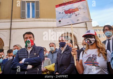 Mauro Scrobogna /Lapresse 13 octobre 2020 et#xA0; Rome, Italie politique Montecitorio - manifestation anti-guerre en Arménie sur la photo :Le chef de la Ligue Matteo Salvini assiste à la manifestation de membres de la communauté arménienne en Italie qui protestent devant la Chambre des députés contre la guerre en Arménie et contre la politique d'agression en Turquie Banque D'Images