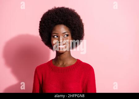 Photo de la rêveur heureuse peau sombre femme look vide espace volume cheveux isolés sur fond rose couleur Banque D'Images