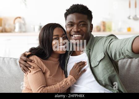 Homme et femme afro-américains joyeux prenant des photos ensemble Banque D'Images