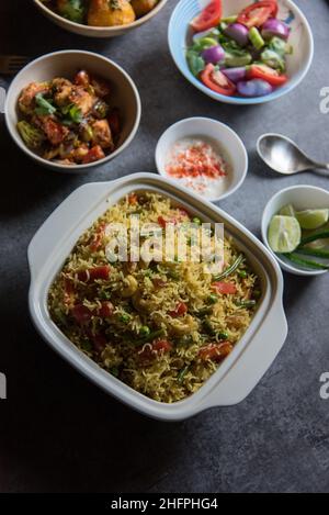 Repas indien maison pulao ou riz frit aux légumes ou biryani servi dans un bol.Vue de dessus. Banque D'Images