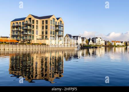 Harderwijk , pays-Bas - 13 novembre 2021: Zone urbaine front d'eau avec des maisons modernes dans la ville de Hardewijk, Gelderland aux pays-Bas Banque D'Images