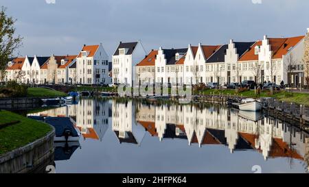 Harderwijk , pays-Bas - 13 novembre 2021: Zone urbaine front d'eau avec des maisons modernes dans la ville de Hardewijk, Gelderland aux pays-Bas Banque D'Images