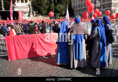 Mauro Scrobogna /Lapresse 17 octobre 2020 et#xA0; Rome, Italie politique manifestation contre la loi de l'homotransphobie dans la photo: Moments de la mobilisation des associations pro-vie pour arrêter le chemin de la loi Zan sur l'homotransphobie Banque D'Images