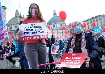 Mauro Scrobogna /Lapresse 17 octobre 2020 et#xA0; Rome, Italie politique manifestation contre la loi de l'homotransphobie dans la photo: Isabella Rauti FDI, Paola Binetti UDC Banque D'Images