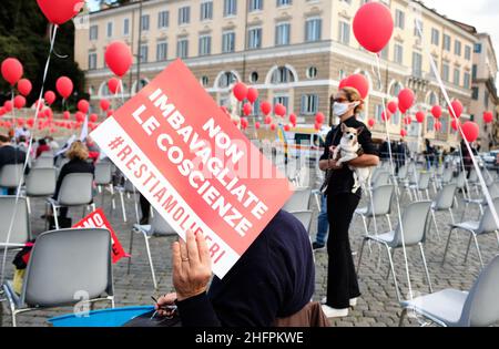 Mauro Scrobogna /Lapresse 17 octobre 2020 et#xA0; Rome, Italie politique manifestation contre la loi de l'homotransphobie dans la photo: Moments de la mobilisation des associations pro-vie pour arrêter le chemin de la loi Zan sur l'homotransphobie Banque D'Images