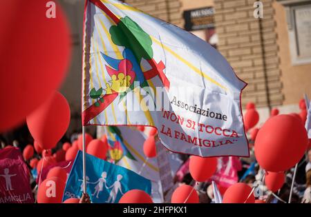 Mauro Scrobogna /Lapresse 17 octobre 2020 et#xA0; Rome, Italie politique manifestation contre la loi de l'homotransphobie dans la photo: Moments de la mobilisation des associations pro-vie pour arrêter le chemin de la loi Zan sur l'homotransphobie Banque D'Images