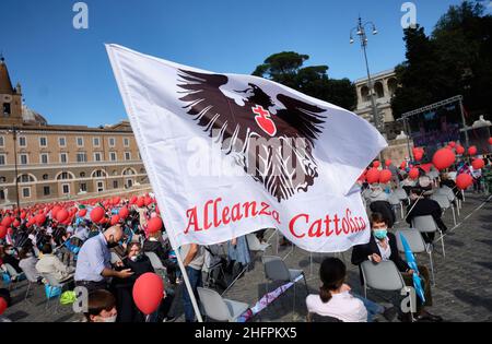 Mauro Scrobogna /Lapresse 17 octobre 2020 et#xA0; Rome, Italie politique manifestation contre la loi de l'homotransphobie dans la photo: Moments de la mobilisation des associations pro-vie pour arrêter le chemin de la loi Zan sur l'homotransphobie Banque D'Images