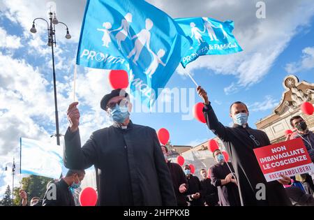 Mauro Scrobogna /Lapresse 17 octobre 2020 et#xA0; Rome, Italie politique manifestation contre la loi de l'homotransphobie dans la photo: Moments de la mobilisation des associations pro-vie pour arrêter le chemin de la loi Zan sur l'homotransphobie Banque D'Images