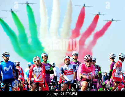 Jennifer Lorenzini/Lapresse 18 octobre 2020 Italie Sport Cycling Giro d'Italia 2020 - 103th Edition - Stage 15 - de la base aérienne Rivolto à Piancavallo dans le pic: airshow avant le début Banque D'Images