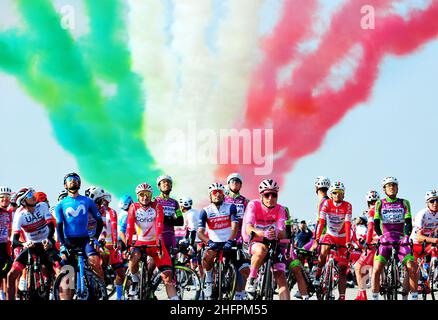 Jennifer Lorenzini/Lapresse 18 octobre 2020 Italie Sport Cycling Giro d'Italia 2020 - 103th Edition - Stage 15 - de la base aérienne Rivolto à Piancavallo dans le pic: airshow avant le début Banque D'Images