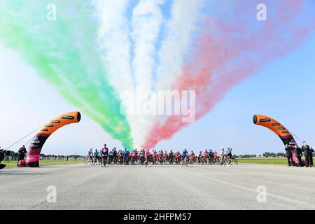 Jennifer Lorenzini/Lapresse 18 octobre 2020 Italie Sport Cycling Giro d'Italia 2020 - 103th Edition - Stage 15 - de la base aérienne Rivolto à Piancavallo dans le pic: airshow avant le début Banque D'Images