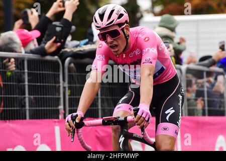 Jennifer Lorenzini/Lapresse 18 octobre 2020 Italie Sport Cycling Giro d'Italia 2020 - 103th Edition - Stage 15 - de la base aérienne Rivolto à Piancavallo dans le pic: ALMEIDA Joao DECEUNINCK - RAPIDE - STEP maillot rose Banque D'Images