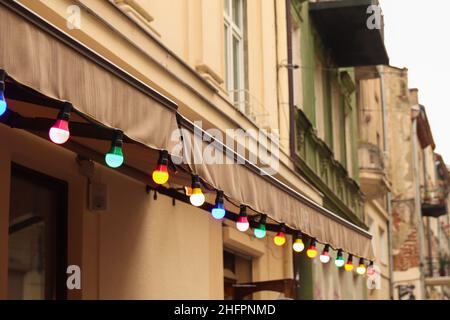 Ampoules colorées.Détails de l'architecture classique.Ancienne façade avec ampoule.Éclairage extérieur décoratif.Architecture classique.Murs extérieurs de Banque D'Images